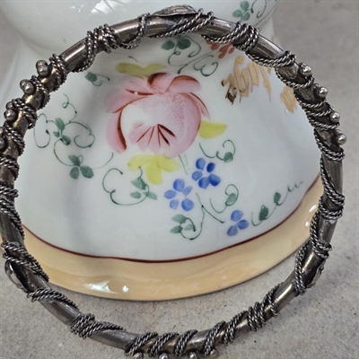 fast-armbånds-ring-sølvfarvet-omviklet-snoet-tråd-små-kugler-vintage-smykke