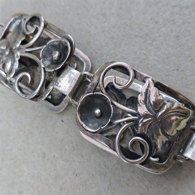 fire-rektangulære-led-blomster-blade-sølvfarvet-vintage-armbånd