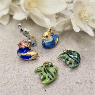 2-slørhaler-grønne-ænder-blå-langhalset-prikket-dyr-emaljerede-sælvcharms-vintage-tyske