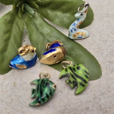 charms-emaljerede-grønne-slørhalefisk-prikket-fabeldyr-blå-ænder-tyske-vintage-vedhæng