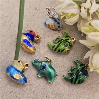 charms-emaljerede-fabeldyr-prikket-elefant-grøn-ænder-blå-slørhalefisk-grønne-vintage-tyske-vedhæng