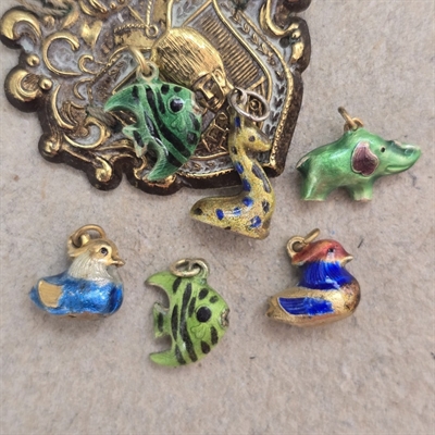 emaljerede-soelv-vedhaeng-groen-elefant-blaa-aender-groenne-fisk-prikket-langhalset-figur-vintage-armbaandscharms-