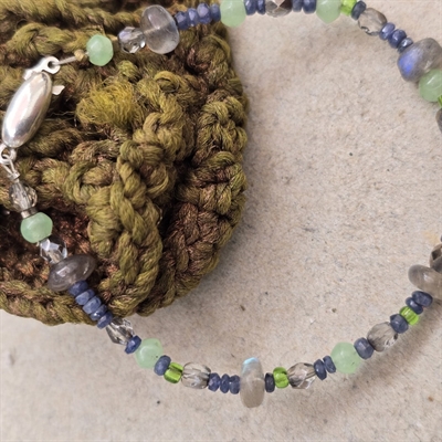 armbaand-forskelligfarvede-sten-fazetslebne-soelvlaas-vintagearmbaand