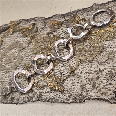 stort-70er-armbaand-forsoelvet-J-Hull-store-ringe-vintage-laenkearmbånd