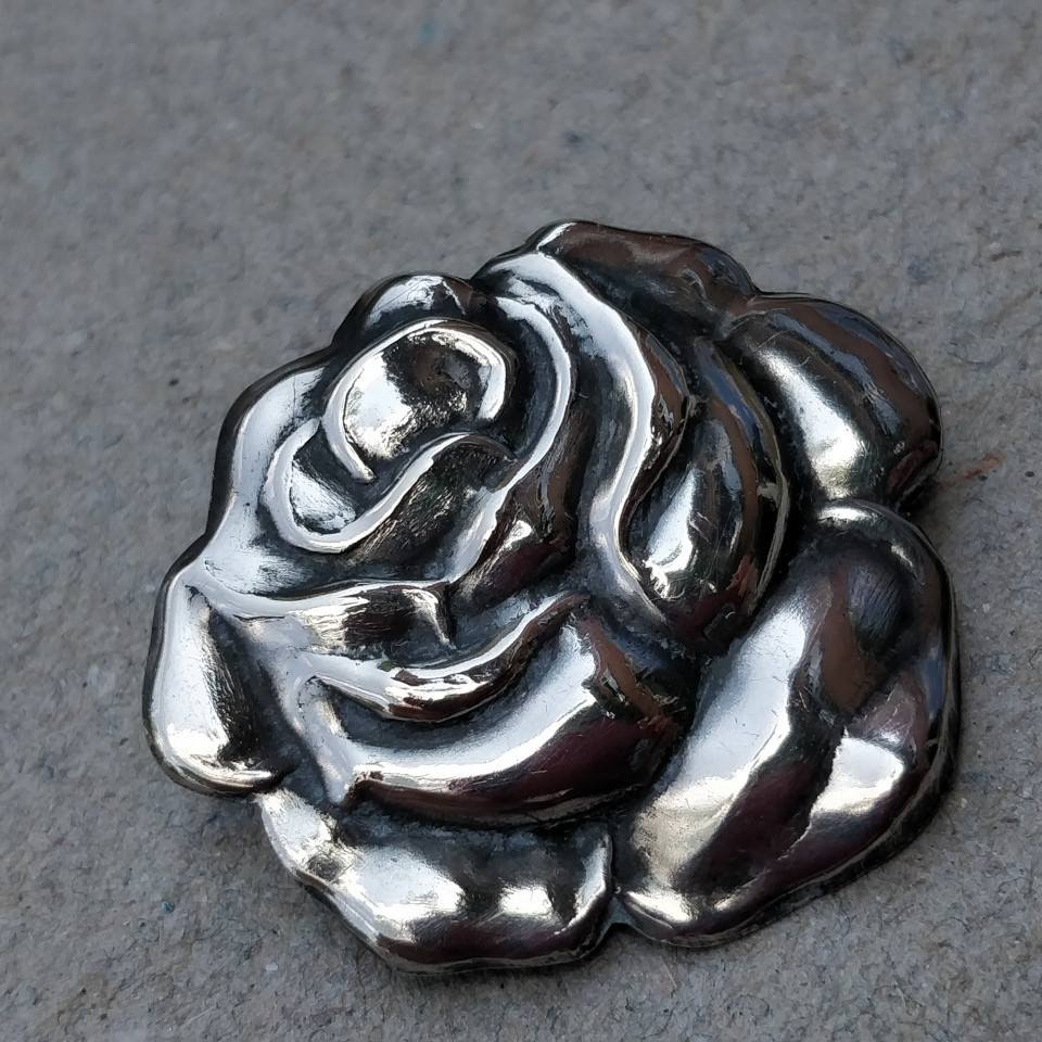 fe Skru ned Canberra Sølv rose, som broche, vintage smykke. Online salg.
