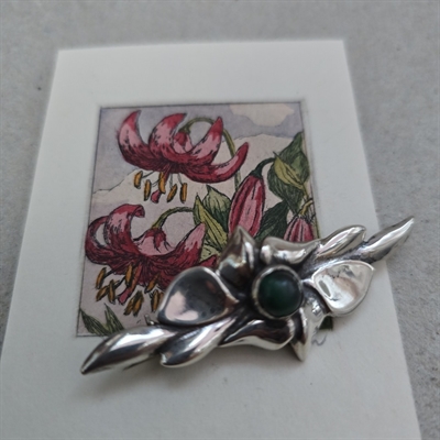 bladdekoreret-aflang-sølvbroche-rund-grøn-sten-gammel-vintagebroche