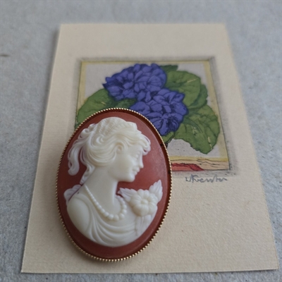 camé-damehoved-broche-indfattet-guldfarvet-kant-gammel