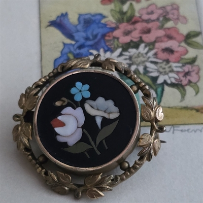 rund-glas-intarsia-blomster-broche-blad-metalkant-gammelt-smykke