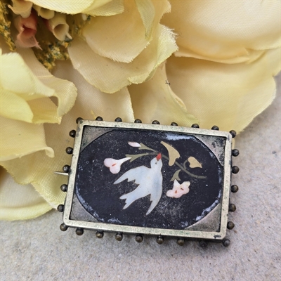 sort-bund-hvid-due-blomster-intarsia-rektangulær-broche-sølvfarvet-perlekant-gammelt-smykke