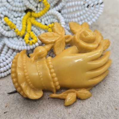 gul-broche-hånd-med-rose-i-plastik-vintagebroche