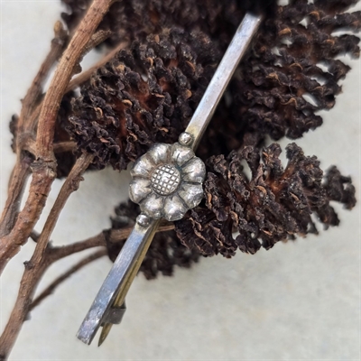 lang-sølvnål-blomst-midt-på-vintage-broche-830s