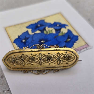 guldfarvet-metal-oval-broche-fin-forarbejdet-kant-ciceleret-mønster-vintagebroche