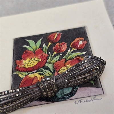 langstrakt-sløjfebroche-sølv-med-magasit-sten-vintagebroche-835s