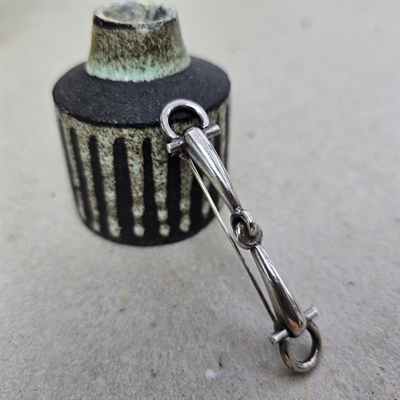 sterling-sølvnål-form-bidsel-broche-ældre-smykke