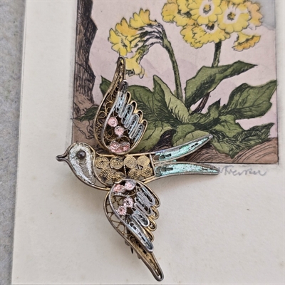 rosa-grøn-guld-sølvfarvet-fugl-med-vinger-ude-broche-gammel-nål-800-sølv