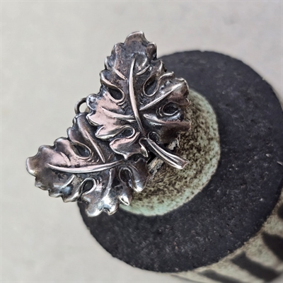 buttede-sølvfarvede-blade-broche-gammelt-smykke