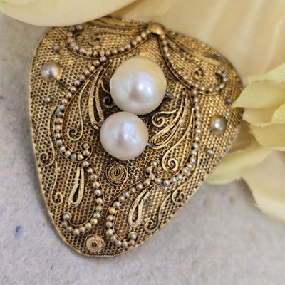 trekanter-filigrantarbejde-forgyldt-sølvbroche-to-perler-monteret