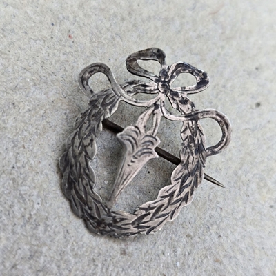 krans-laurbærblade-sløjfe-sølvfarvet-broche-vintage-smykke