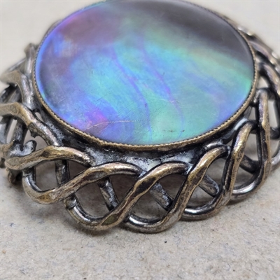 Snoet-rund-metalkant-perlemors-midte-vintage-broche