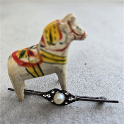 spinkel-sølvfarvet-vintage-broche-perle-og-similisten-i-midten