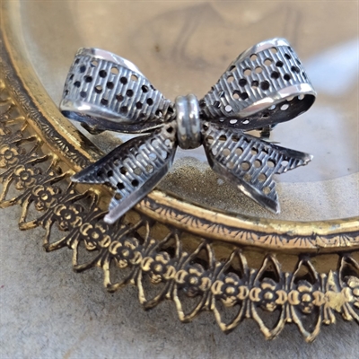 sølvbånd-gemmenbrudt-som-sløjfe-broche-vintage-nål-925sølv