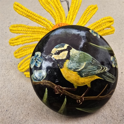 rund-letbuet-træbroche-hånddekoreret-blåmejse-retro-broche