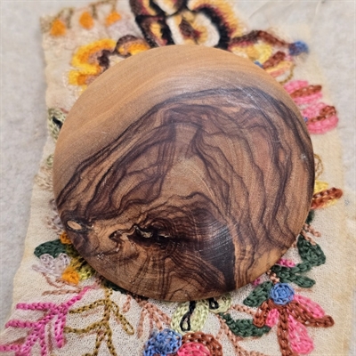-rund-trae-moerkebrunt-lyst-broche-vintagebroche