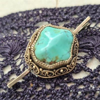 -broche-turkis-i-soelvfatning-filigrankantning-paa-naal-vintagebroche