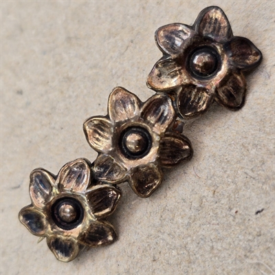 -broche-tre-blomster-paa-rad-soelvbroche-830s-SM-vintagebroche