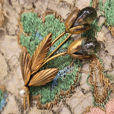 50er-broche-to-blomster-glas-perler-guldfarvede-blade-stilke-perle-forneden-bladene-vintage