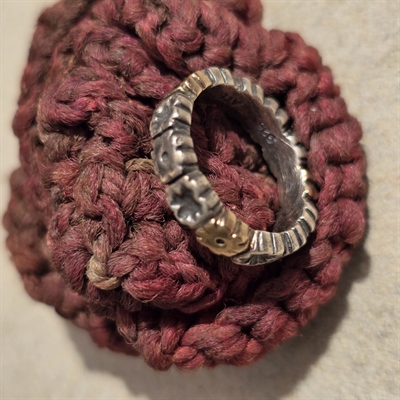guld-soelvfarvet-fingerring-moensteret-vintage-ring-