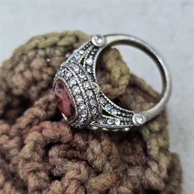 fingerring-roedlig-indfattet-firkantetsten-siderne-dekoreret-med glittersten-vintagering-