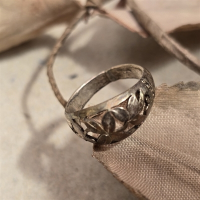 fiingerring-gennemhullet-bladmoenster-soelvfarvet metalring-gammel-ring