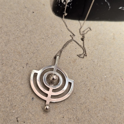 soelv-vedhaeng-cirkler-kugle-ophaengt-i-kæde-retro-halskaede