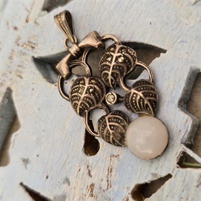 vedhaeng-soelvfarvede-blade-sloejfe-hvid-carbochon-vintage-smykke