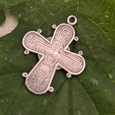 vedhaeng-kors-soelfarvet-kristusmotiv-gammelt-halskaedevedhaeng