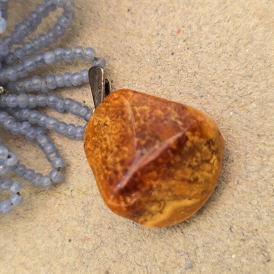 rav-vedhaeng-til-halskaede-gammelt-stykke-ravklump