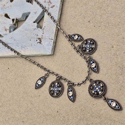 oxyderet-soelvfarvet-halskaede- med-syv-vedhæng-isat-blaa-klare-sten-retro-halskaede