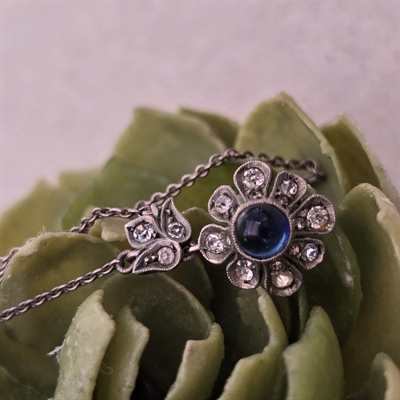 blomsterformet-vedhaeng-soelv-klare-stene-blaa-midtersten-bladophæng-klare-stene-soelv-halskaede-retro-smykke