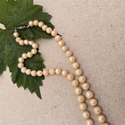 ligeløb-perlerække-i-glas-cremefarvede-soelvlaas-graen-sten-vintage-halskaede