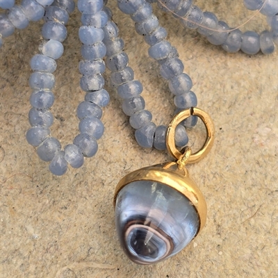 draabeformet-lyseblaa-sten-guldindfattet-oeje-til-kaede-vintage-halskaede-vedhaeng