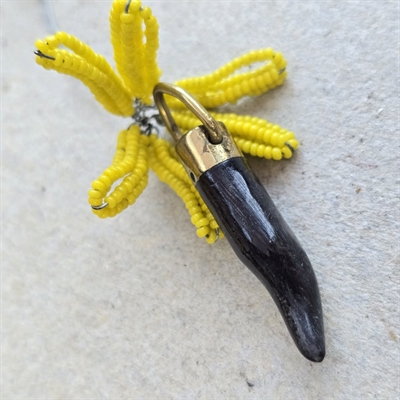 vedhaeng-tandlignende-udskåret-i-horn-messing-monteret-oeje-gammelt-halskaedevedhaeng