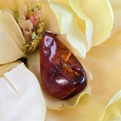 trekantet-rav-vedhaeng-poleret-halskaedevedhaeng