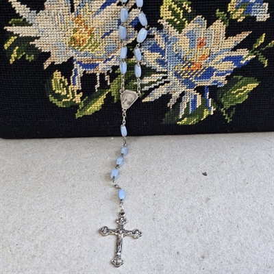 lyseblaa-glsperler-metal-mellemstykker-metalkors-gammel-halskaede