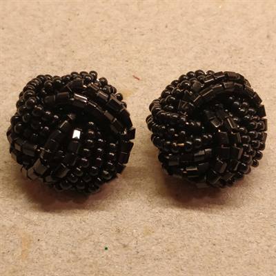 Sorte øreklips, i gamle perler, d: 21 mm. øreringe