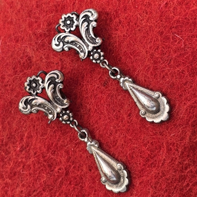 soelvfarvet-klips-draabeformet-forneden-blomst-blade-paa-klipsene-gamle-øreringe