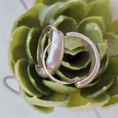 ringe-soelvfarvet-metaloereringe-bredere-forneden-klassiske-vintage-oereringe