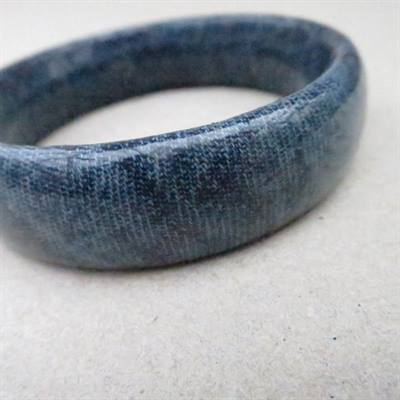 Cowboy blå lakeret stof armbånd, b: 1,9 cm.