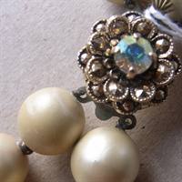 2 rækker perler på halskæde med similie lås