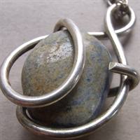 Sten ophængt i lang sølvfarvet kæde, l: 78 cm. retro.